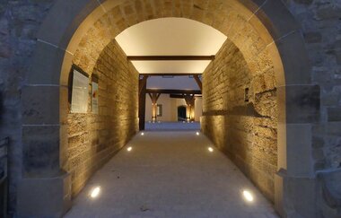 Stimmungsvoll beleuchteter Durchgang im historischen Wasserschloss Sachsenheim. | © Stadt Sachsenheim