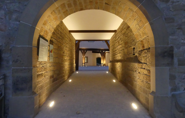 Stimmungsvoll beleuchteter Durchgang im historischen Wasserschloss Sachsenheim. | © Stadt Sachsenheim