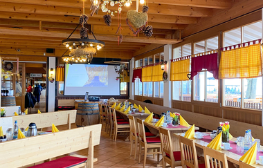 Nebenraum der Waldschenke Hörnle mit gedeckten Tischen | Brackenheim-Dürrenzimmern | © Neckar-Zaber-Tourismus e.V.