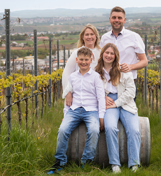 Familienzeit im Weinberg – das Weingut Bähr in Erligheim zeigt sich von seiner persönlichen Seite. | © Weingut Baehr