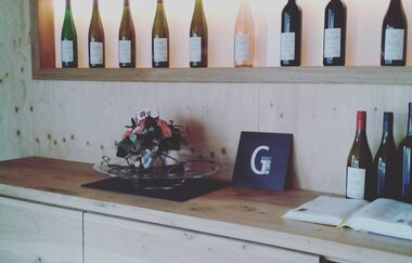Verkaufstheke mit Wein | © Weingut Gmelin