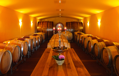 Barriquekeller Haeussermann mit stimmungsvoller Beleuchtung | © Weingut Haeussermann
