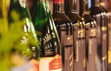 Aufreihung von Weinflaschen in der Weinkostbar | Brackenheim | © Neckar-Zaber-Tourismus e.V.