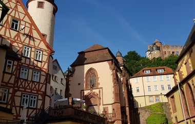 Altstadtansicht von Wertheim mit Burg im Hintergrund bei wunderschönem blauen Himmel. | © Tourismusverband "Liebliches Taubertal" e.V.