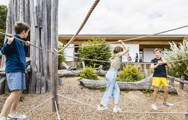 Drei Kinder klettern auf einem Seil-Balance-Gerät auf dem Spielplatz "Wildkatzenwelt" | © Tourismus Marketing GmbH Baden-Württemberg
