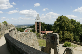 Alte Burgmauern und ein Turm, von beidem kann man in die Weite sehen. | © Ludwig Maerz