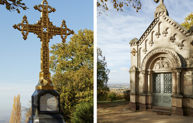 Links ein goldenes Kreuz und rechts eine steinerene, reich verzierte Kapelle | © Gernot Wagner
