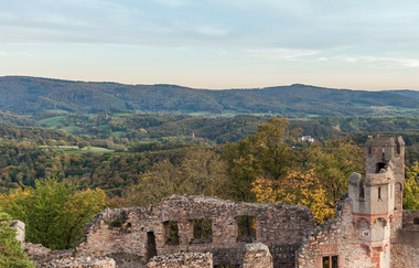 Eine verfallene Burg im Vordergrund dahinter kann man weit bis zu den Bergen blicken. | © Petra Arnold