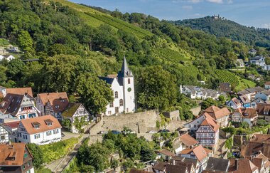 Blick auf eine Ortschaft mit Fackwerkhäusern und einer Kirche | © Thomas Fischer