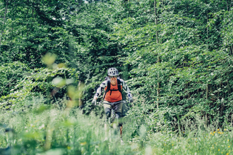 Eine Mountainbike-Fahrerin fährt auf Ihrem Bike durch den Wald | © Touristikgemeinschaft Odenwald e.V.