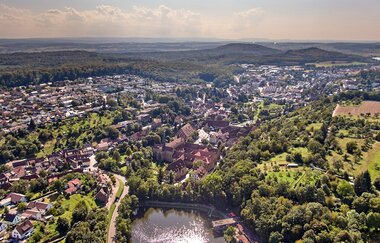 Luftbild von Maulbronn nach Westen mit  Badesee Tiefer See und Klosteranlage Maulbronn | © Kraichgau Stromberg Tourismus e. V.  - Christian Ernst