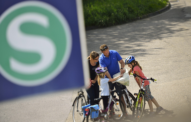 Familie mit Rädern am Bahnhof | © Kraichgau Stromberg-Tourismus e.V.