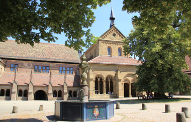 Historische Klosteranlage mit Brunnen und Klosterhof | © Stadt Maulbronn