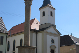 Katholische Kirche in Steinsfurt  mit Jupitergigantensäule | © Stadt Sinsheim