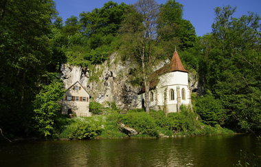 Die Kapelle liegt direkt an der Jagst | © Touristikgemeinschaft Hohenlohe e. V. | Gemeinde Dörzbach