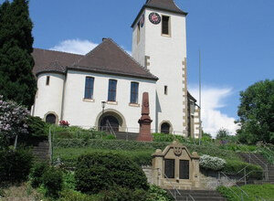 Weißes Kirchengebäude auf einem Hügel mit Steintreppe | © Stadt Sinsheim