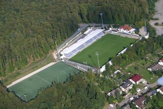 Luftbild Fußballstadion mit mehreren Rasenplätzen am Waldrand | © Stadt Sinsheim