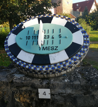 Blick auf eine in blau und weiß gehaltene Sonnenuhr der Stadt Röttingen. | © Liebliches Taubertal