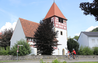 In Hohenlohe können auf dem Württemberger Weinradweg auch einzigartige Kirchen und Bauwerke besichtigt werden. Hier die evangelische Kirche aus dem 14. Jahrhundert in Weißbach im Kochertal. | © Touristikgemeinschaft Hohenlohe, Künzelsau / Andi Schmid