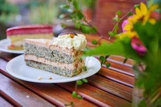 Stück Kuchen auf Gartentisch | Winzercafé Neipperg | Brackenheim | Kuchen | © Neckar-Zaber-Tourismus e.V.