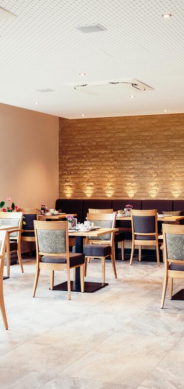 Blick in den Frühstücksraum der Landpension mit mehreren Tischen | © Frank Morlok