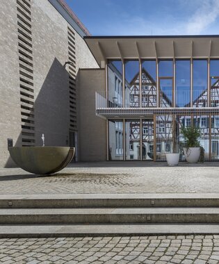 Blick aufs Brackenheimer Rathaus mit Glasfassade | © anzock photographY