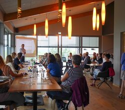 Vereinsvorsitzender präsentiert den Mitgliedern die aktuellen Zahlen | © Neckar-Zaber-Tourismus e.V.