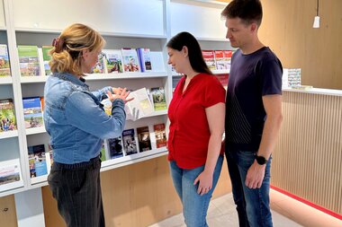 Beratung eines Pärchens in der Tourist-Information | © Neckar-Zaber-Tourismus e.V.