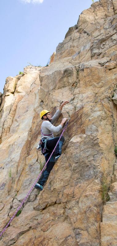 Sportkletterer mit Helm und Kletterausrüstung an einer steilen Felswand im Steinbruch in Schriesheim | © Kreisarchiv Rhein-Neckar-Kreis
