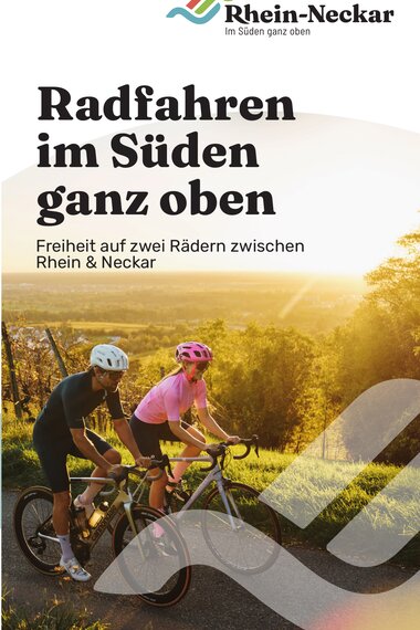 Titelseite der Raderlebniskarte Rhein-Neckar. Zwei Fahrradfahrer Radeln auf einem Weg einen Weinberg hinauf. | © Landratsamt Rhein-Neckar-Kreis; Foto Stefan Leitner